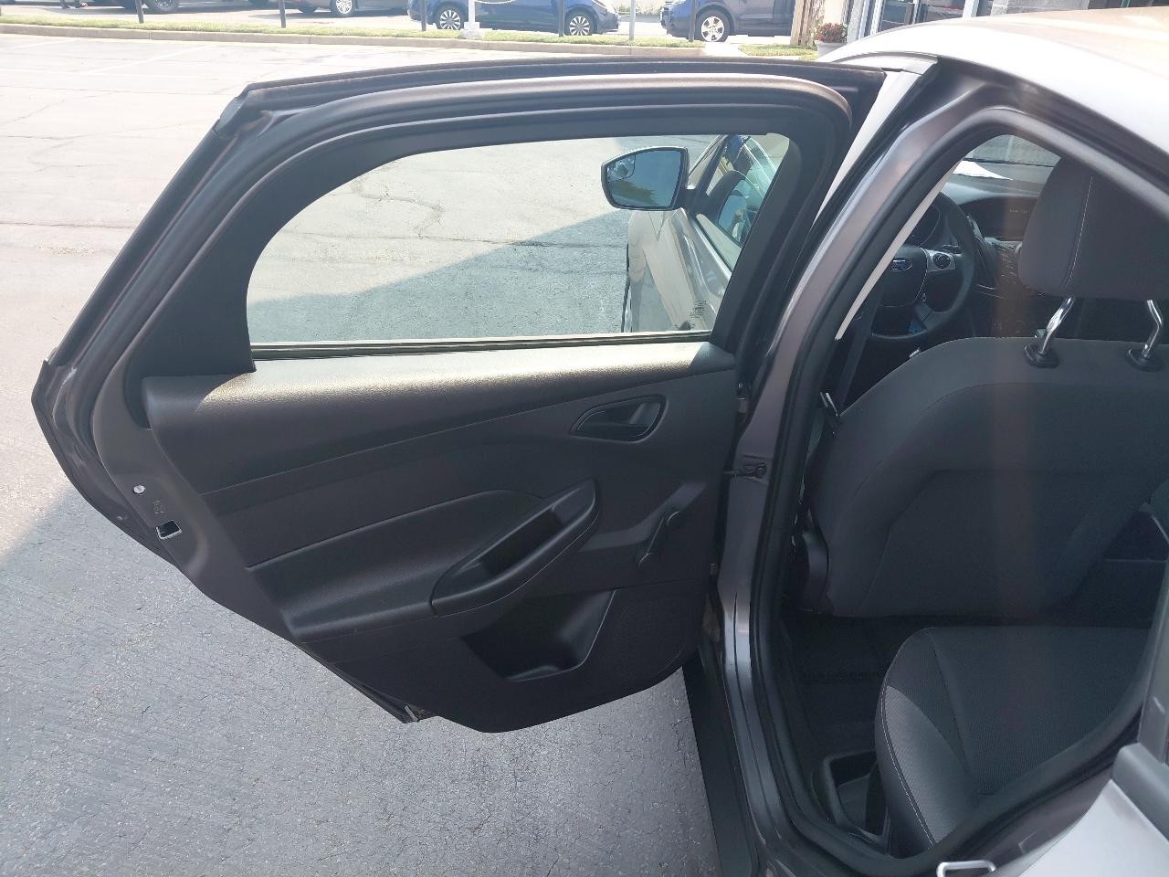 Ford Focus 4dr Sdn S 2014