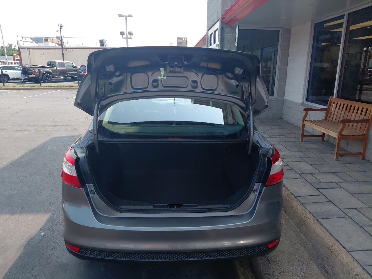 Ford Focus 4dr Sdn S 2014