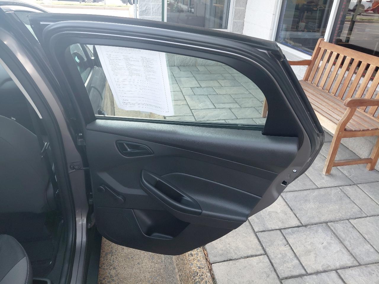 Ford Focus 4dr Sdn S 2014