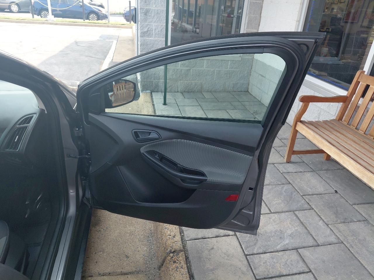 Ford Focus 4dr Sdn S 2014