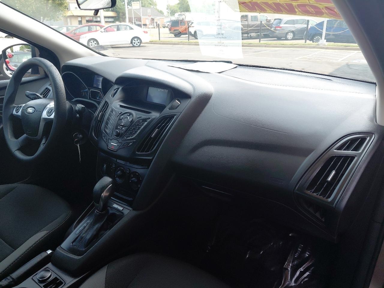 Ford Focus 4dr Sdn S 2014