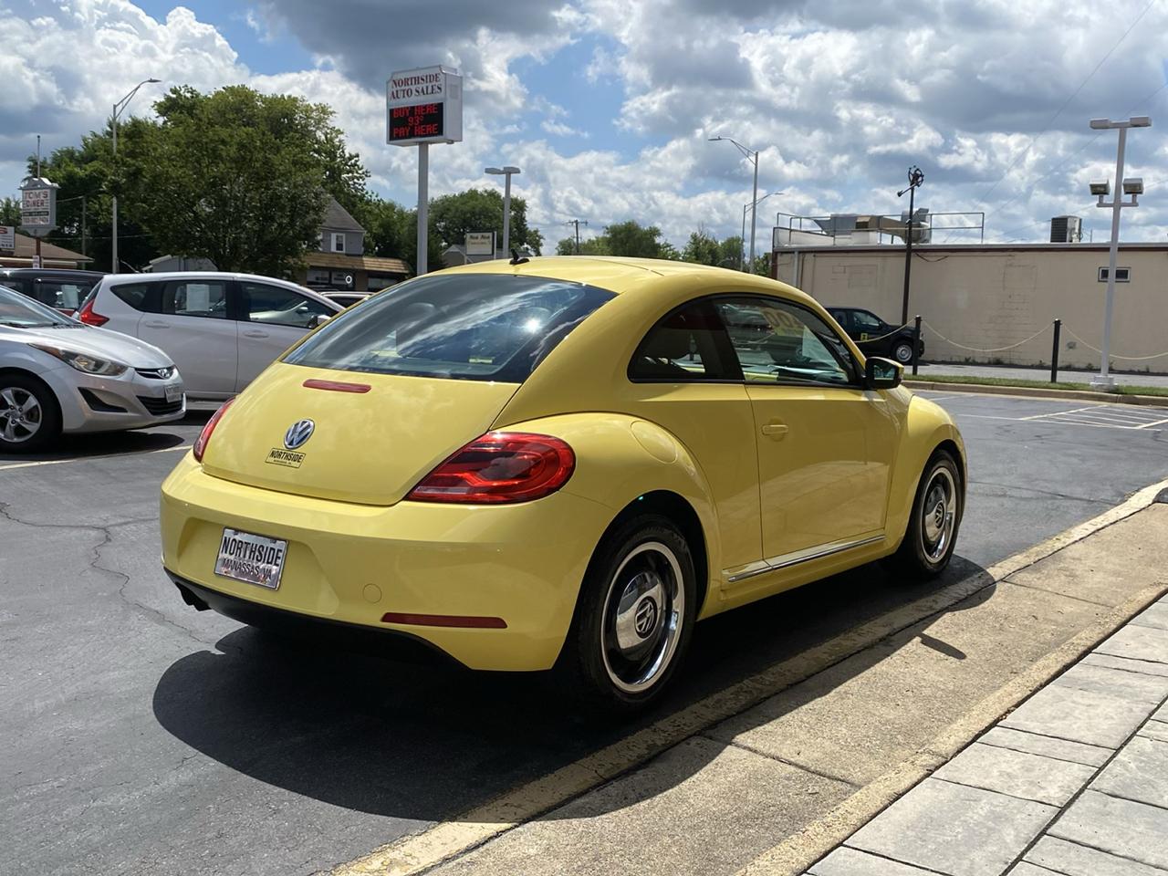 Volkswagen Beetle 2dr Cpe Auto 2.5L PZEV 2012