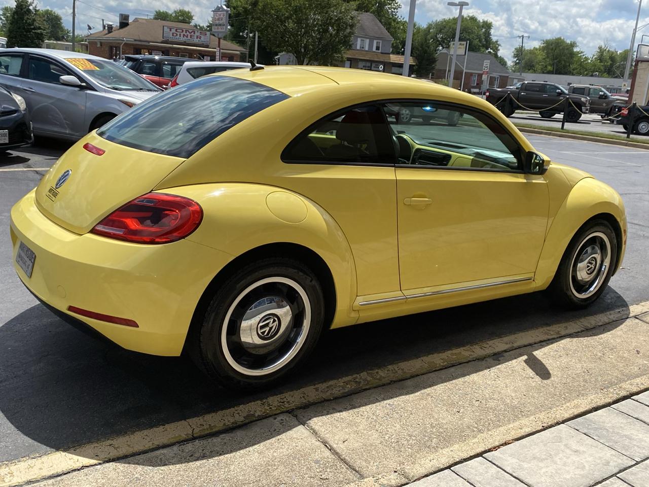 Volkswagen Beetle 2dr Cpe Auto 2.5L PZEV 2012