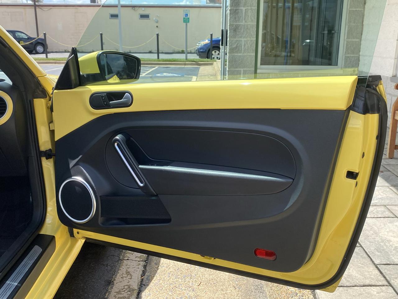 Volkswagen Beetle 2dr Cpe Auto 2.5L PZEV 2012