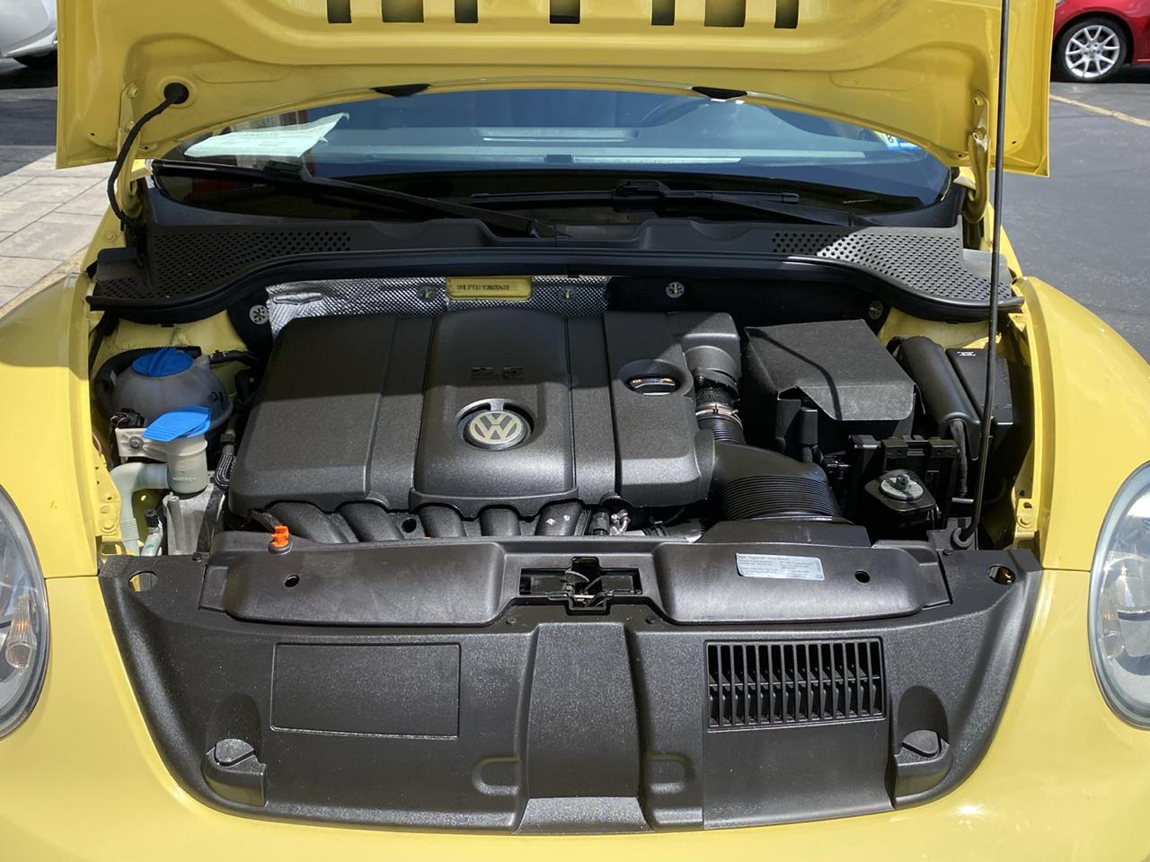 Volkswagen Beetle 2dr Cpe Auto 2.5L PZEV 2012