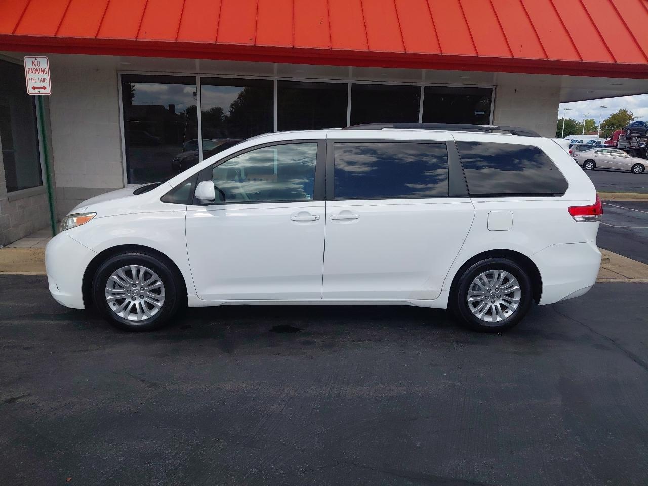 Toyota Sienna 5dr 7-Pass Van V6 XLE AAS FWD (Natl) 2014