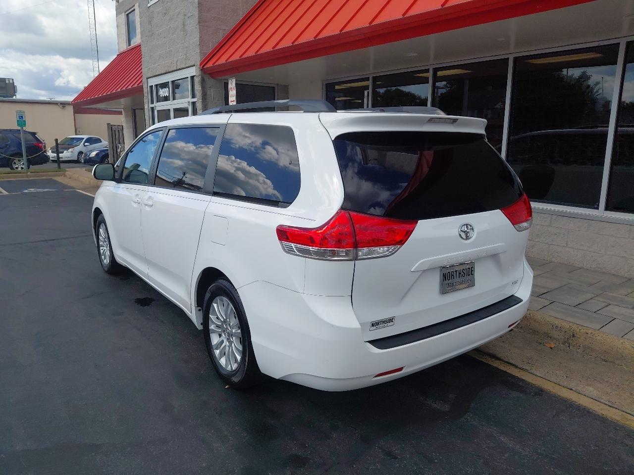 Toyota Sienna 5dr 7-Pass Van V6 XLE AAS FWD (Natl) 2014