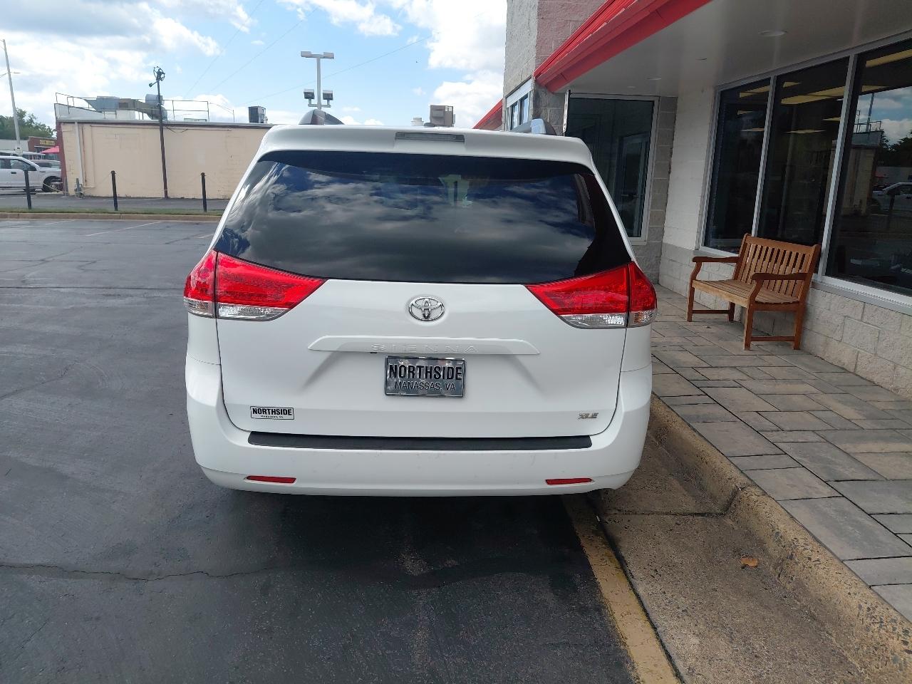 Toyota Sienna 5dr 7-Pass Van V6 XLE AAS FWD (Natl) 2014