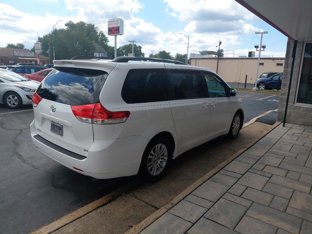Toyota Sienna 5dr 7-Pass Van V6 XLE AAS FWD (Natl) 2014