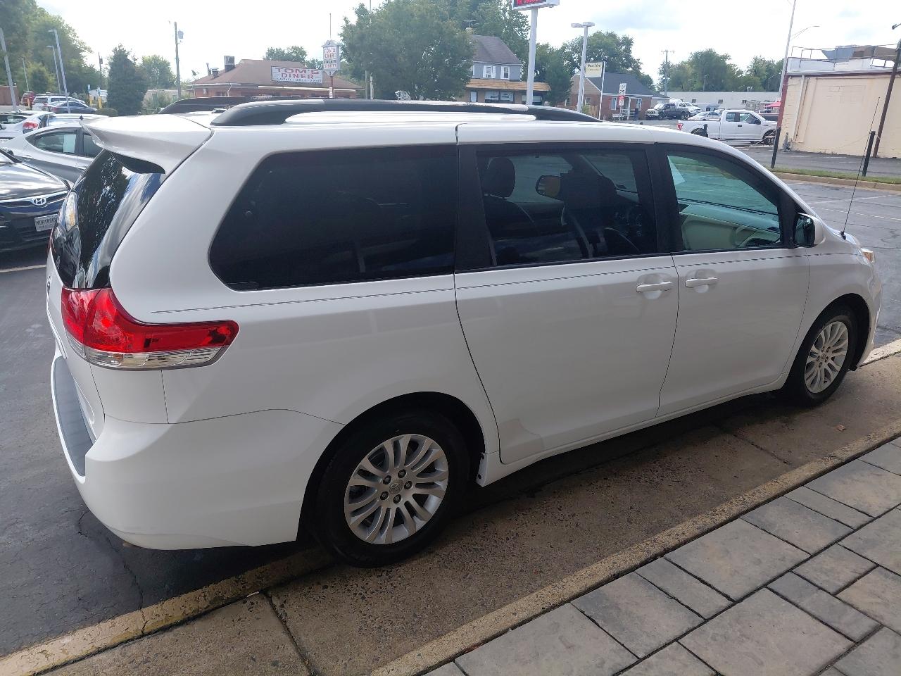 Toyota Sienna 5dr 7-Pass Van V6 XLE AAS FWD (Natl) 2014