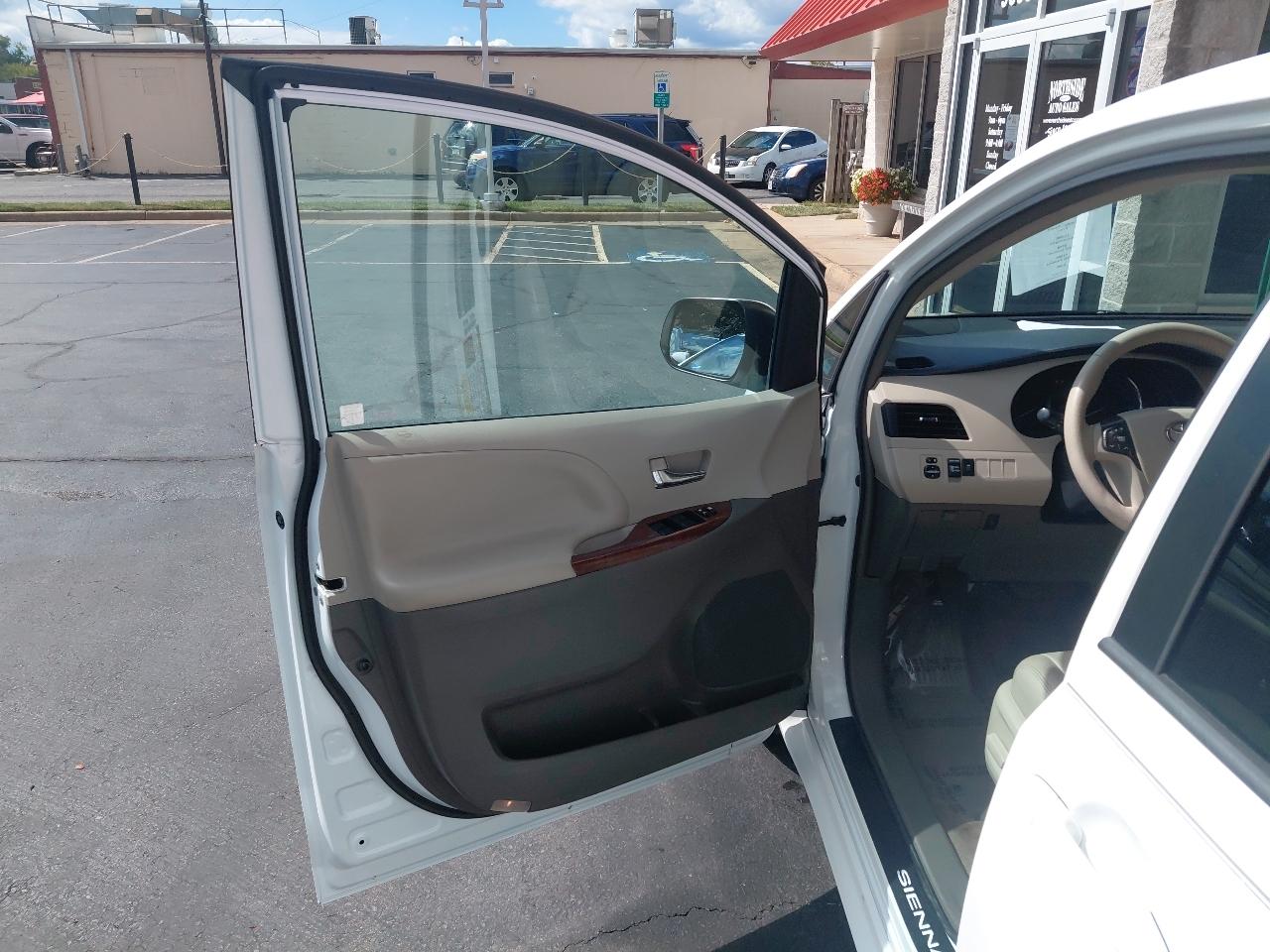 Toyota Sienna 5dr 7-Pass Van V6 XLE AAS FWD (Natl) 2014