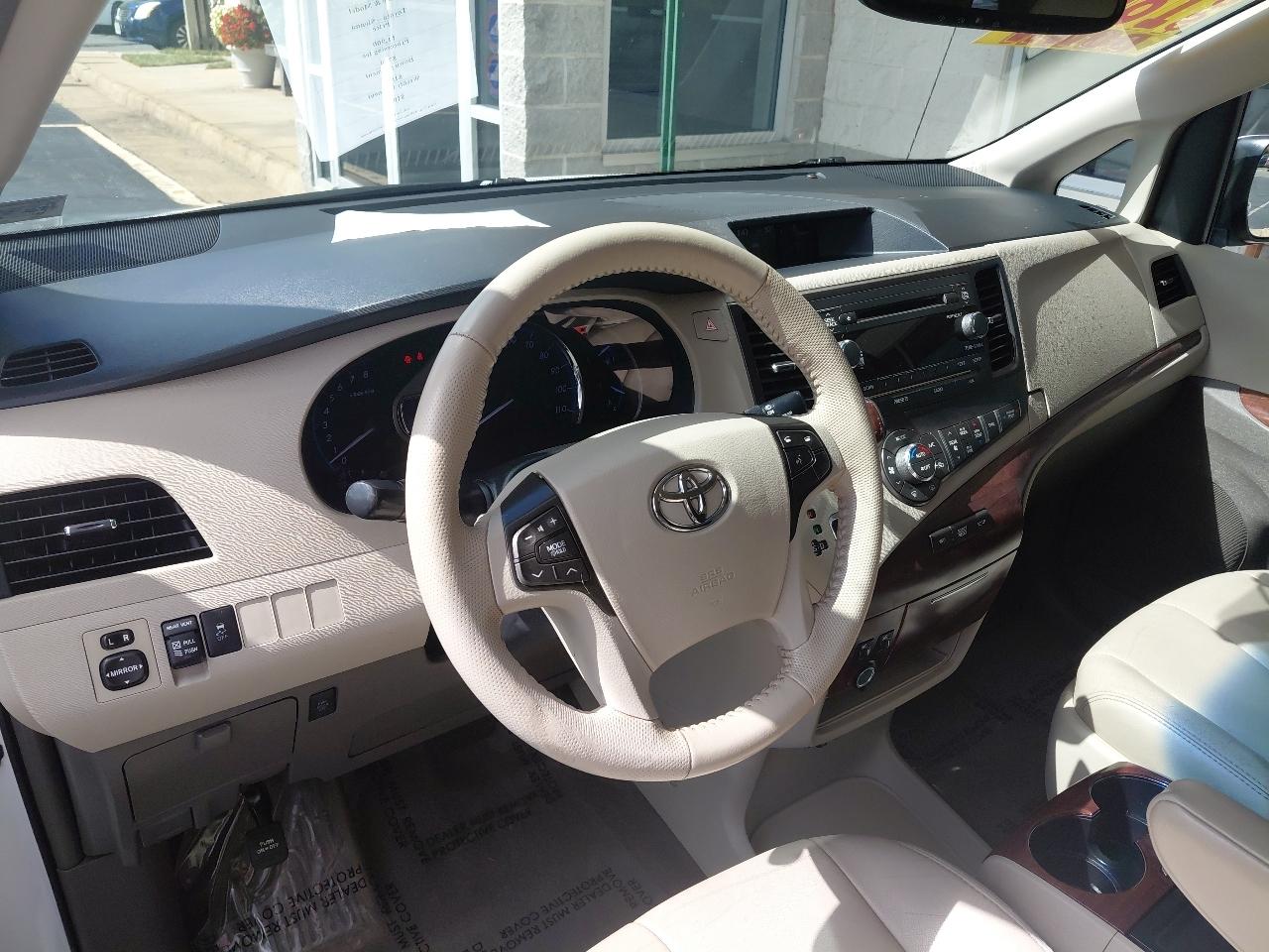 Toyota Sienna 5dr 7-Pass Van V6 XLE AAS FWD (Natl) 2014