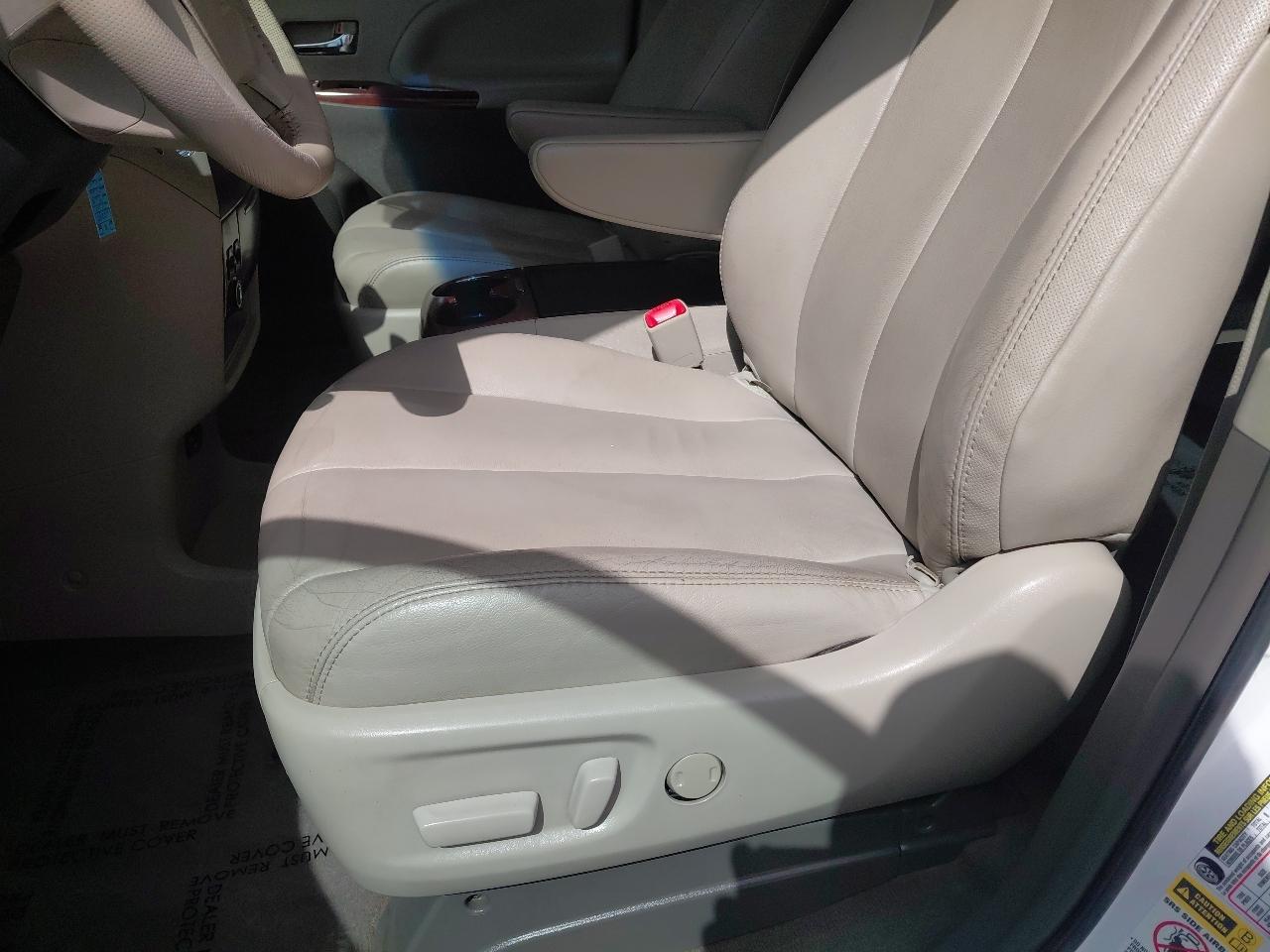 Toyota Sienna 5dr 7-Pass Van V6 XLE AAS FWD (Natl) 2014
