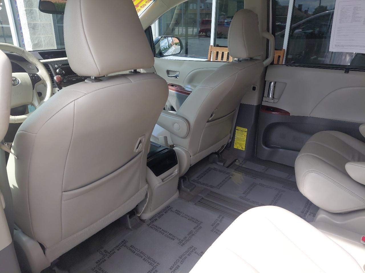 Toyota Sienna 5dr 7-Pass Van V6 XLE AAS FWD (Natl) 2014