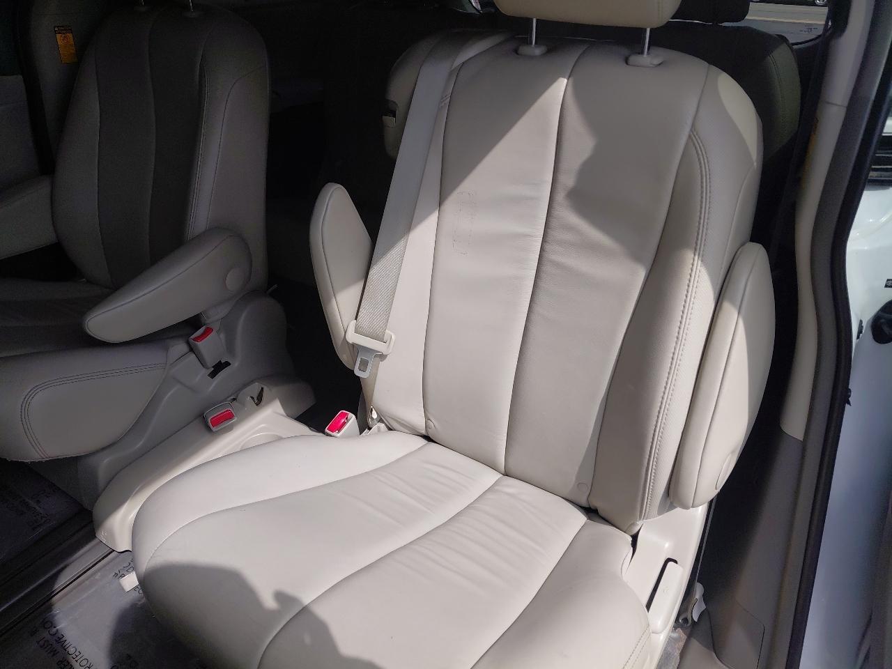 Toyota Sienna 5dr 7-Pass Van V6 XLE AAS FWD (Natl) 2014