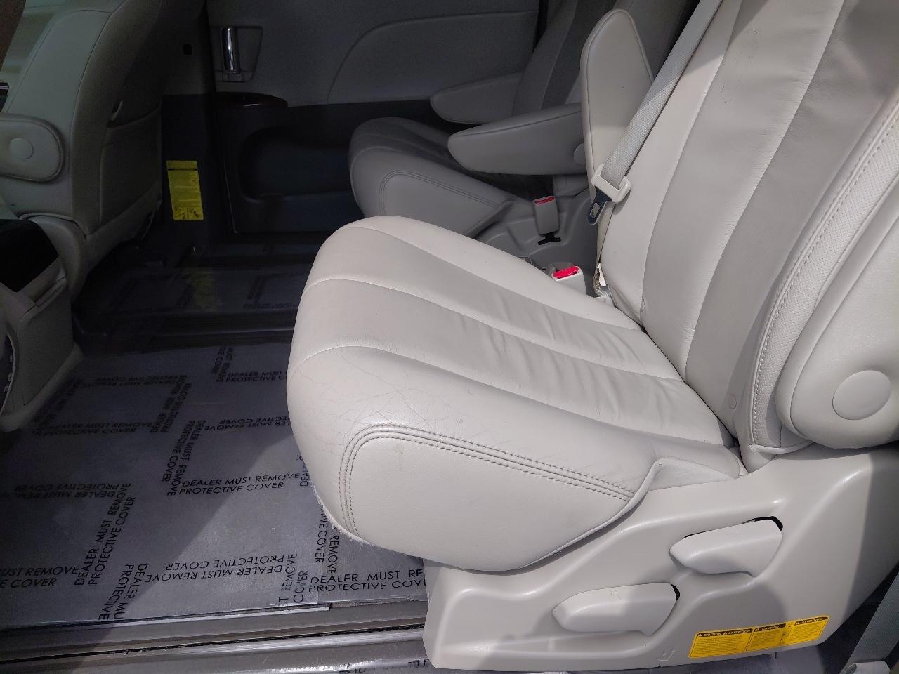 Toyota Sienna 5dr 7-Pass Van V6 XLE AAS FWD (Natl) 2014