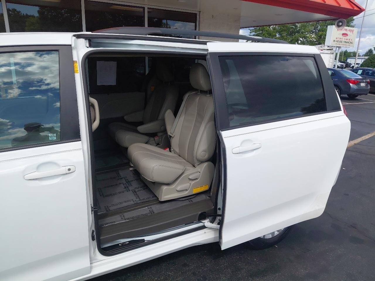 Toyota Sienna 5dr 7-Pass Van V6 XLE AAS FWD (Natl) 2014