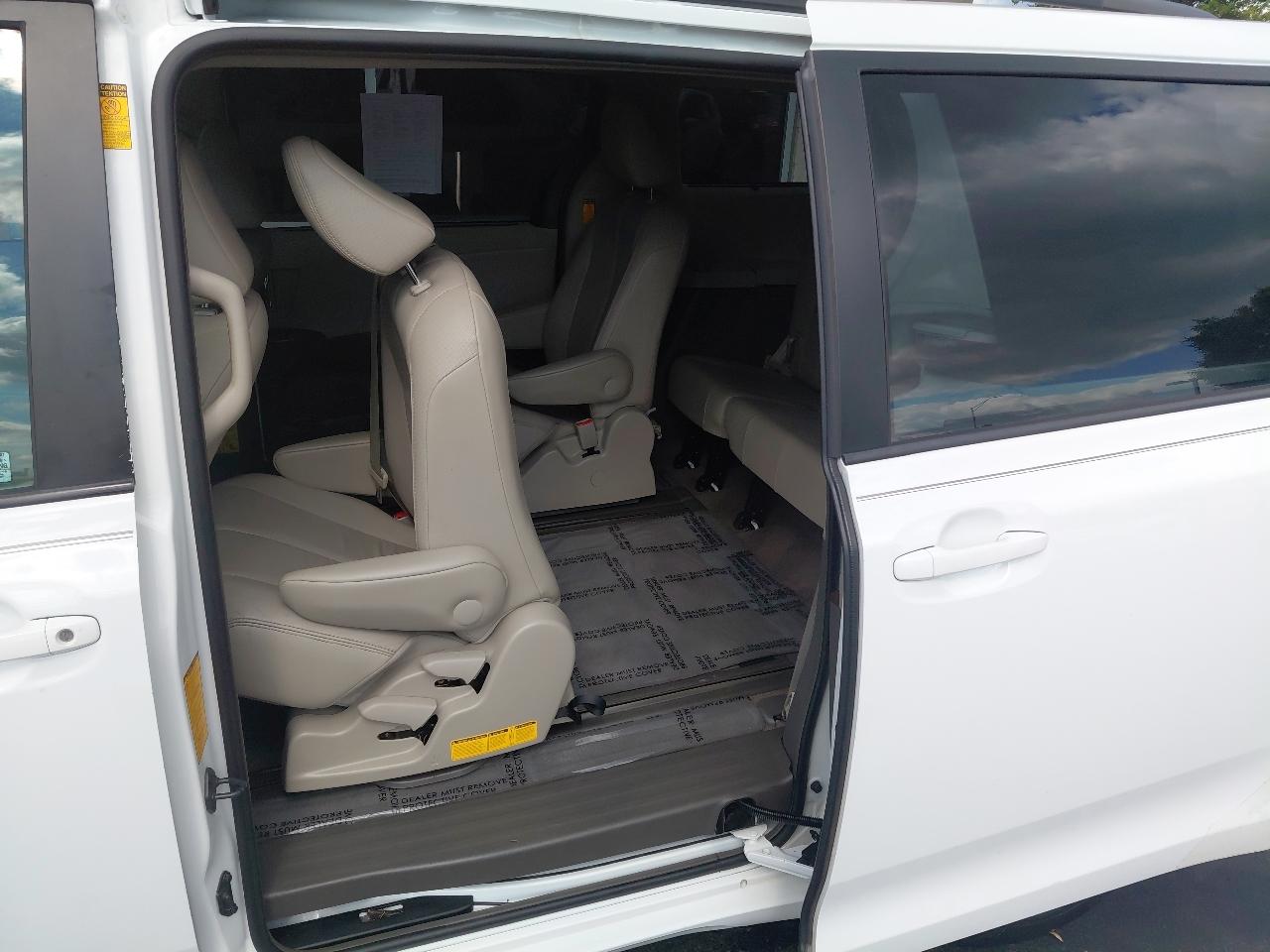 Toyota Sienna 5dr 7-Pass Van V6 XLE AAS FWD (Natl) 2014