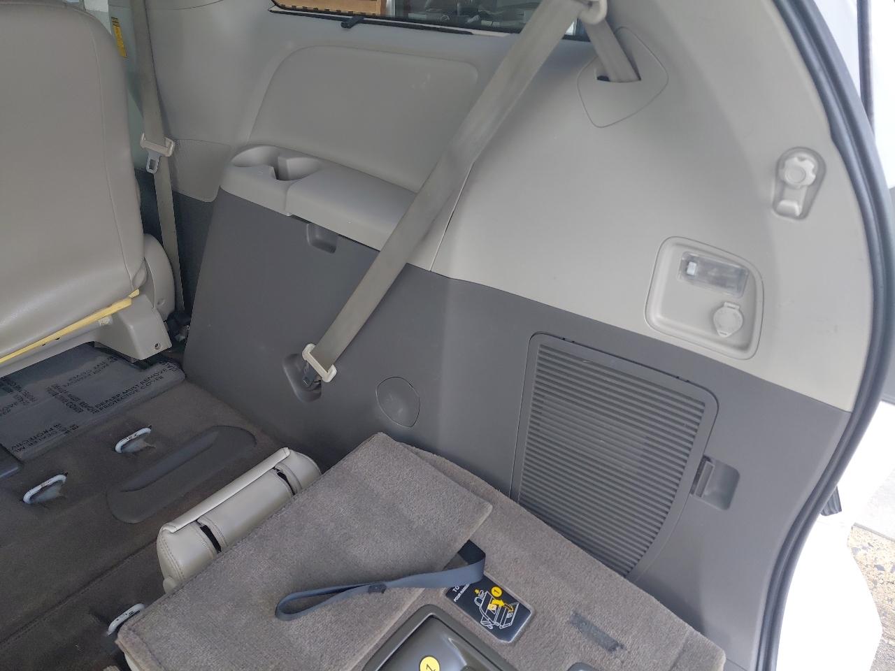 Toyota Sienna 5dr 7-Pass Van V6 XLE AAS FWD (Natl) 2014