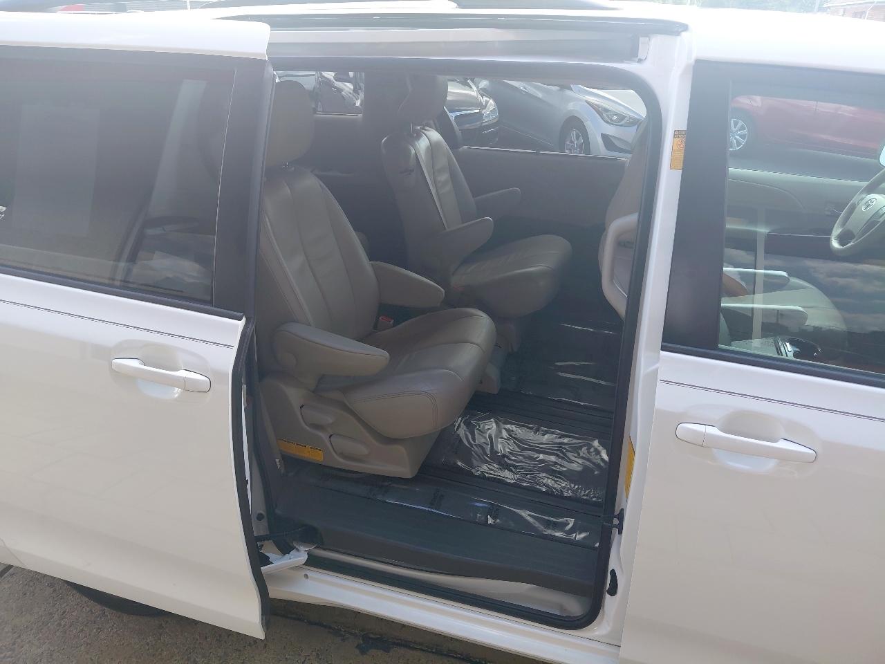 Toyota Sienna 5dr 7-Pass Van V6 XLE AAS FWD (Natl) 2014