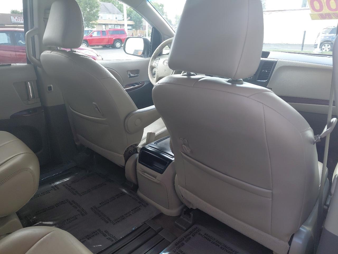 Toyota Sienna 5dr 7-Pass Van V6 XLE AAS FWD (Natl) 2014