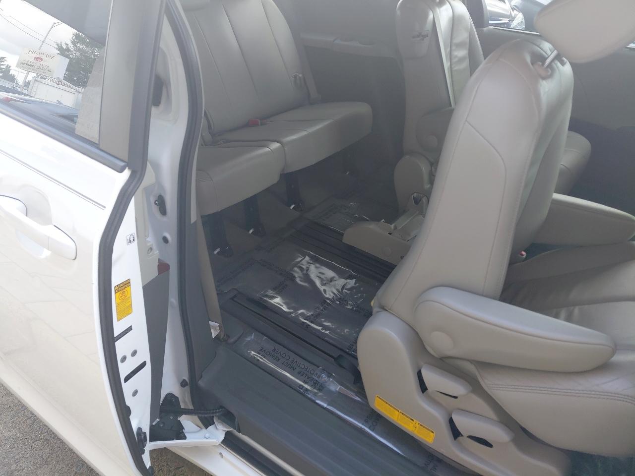 Toyota Sienna 5dr 7-Pass Van V6 XLE AAS FWD (Natl) 2014