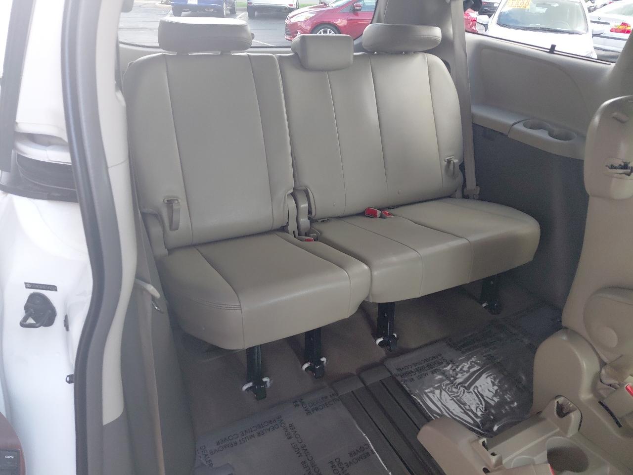 Toyota Sienna 5dr 7-Pass Van V6 XLE AAS FWD (Natl) 2014