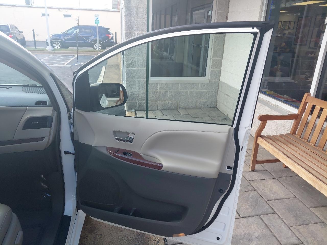 Toyota Sienna 5dr 7-Pass Van V6 XLE AAS FWD (Natl) 2014
