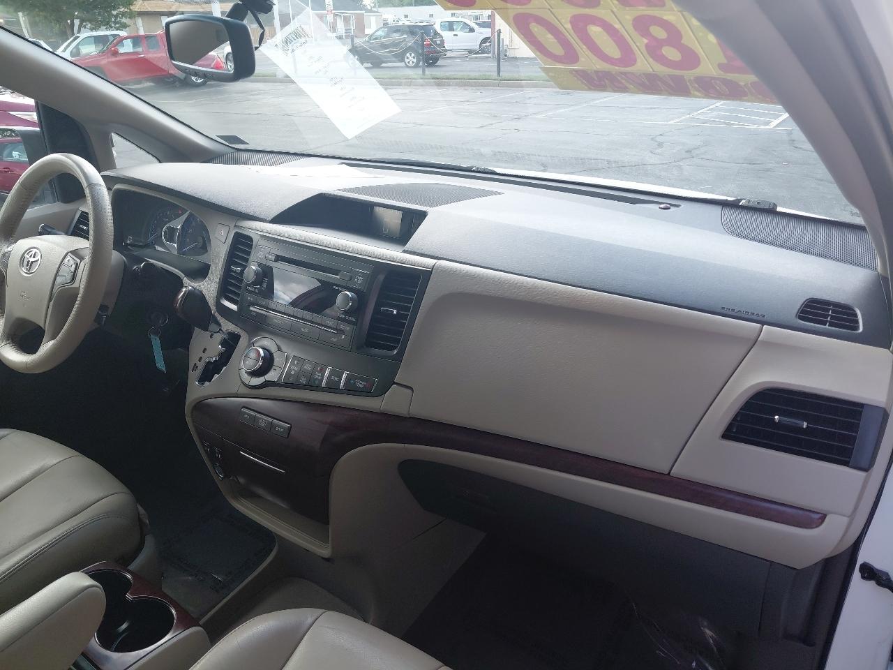 Toyota Sienna 5dr 7-Pass Van V6 XLE AAS FWD (Natl) 2014