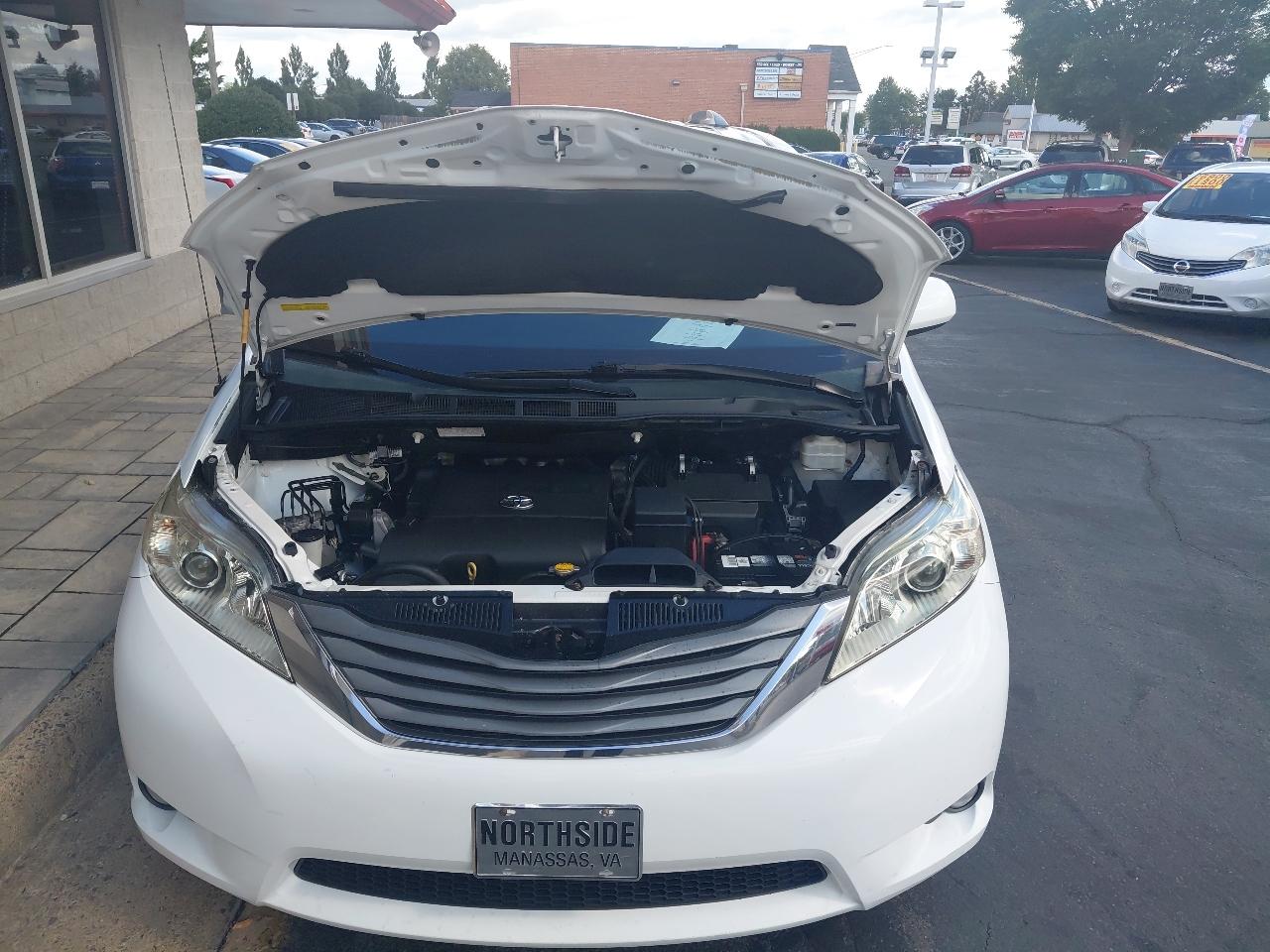 Toyota Sienna 5dr 7-Pass Van V6 XLE AAS FWD (Natl) 2014