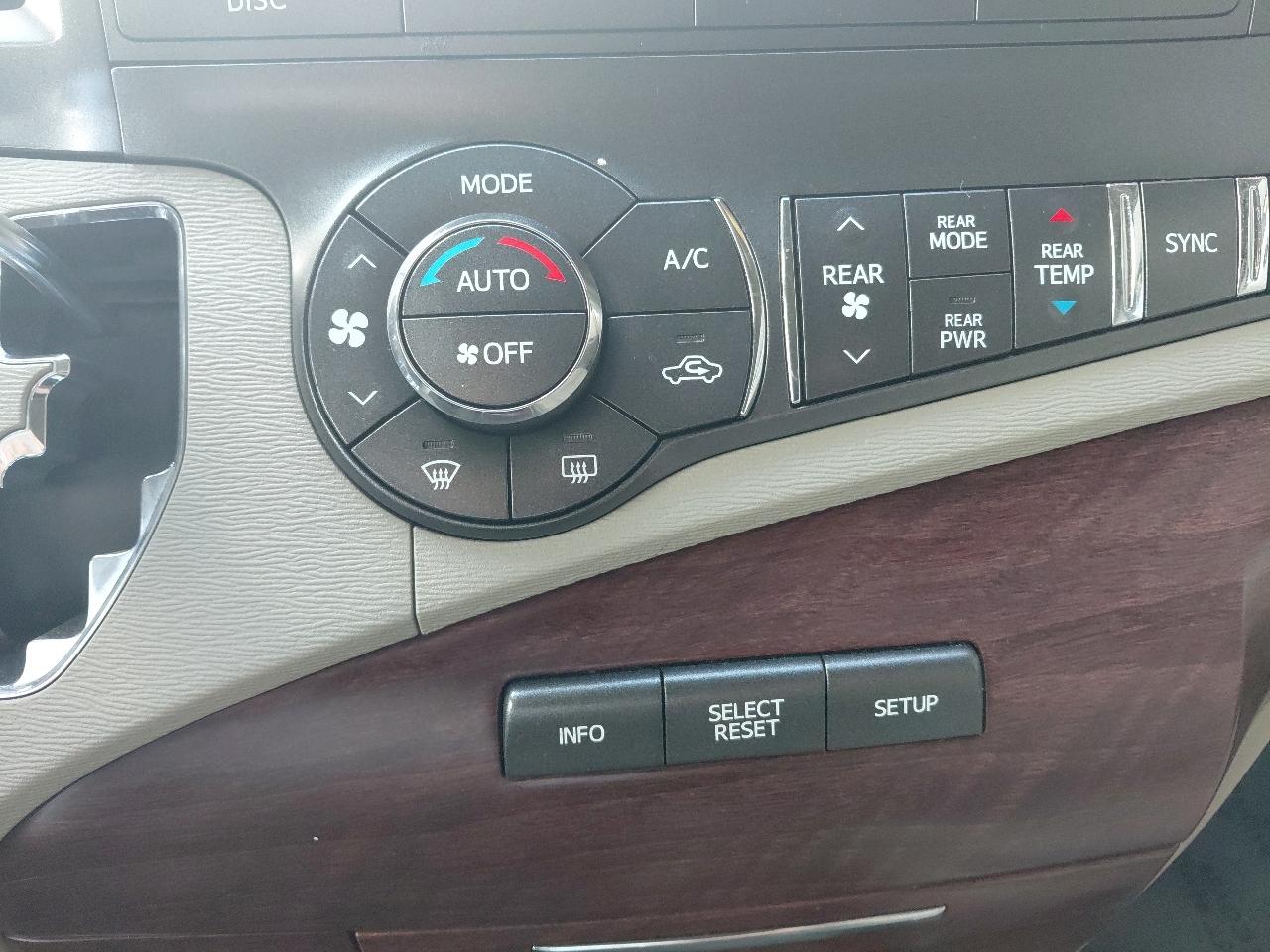 Toyota Sienna 5dr 7-Pass Van V6 XLE AAS FWD (Natl) 2014