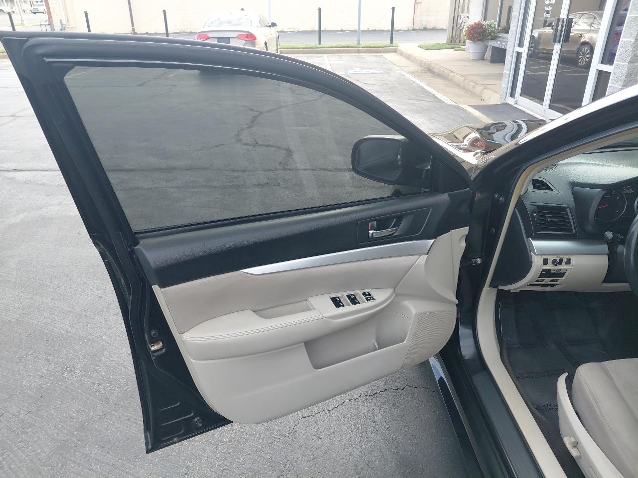 Subaru Legacy 4dr Sdn H4 Auto 2.5i Premium 2013