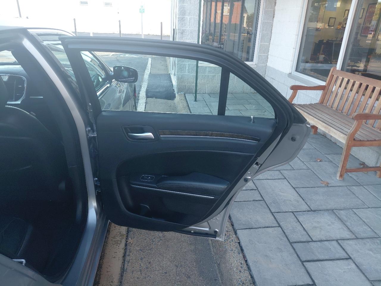 Chrysler 300 4dr Sdn 300C RWD 2016