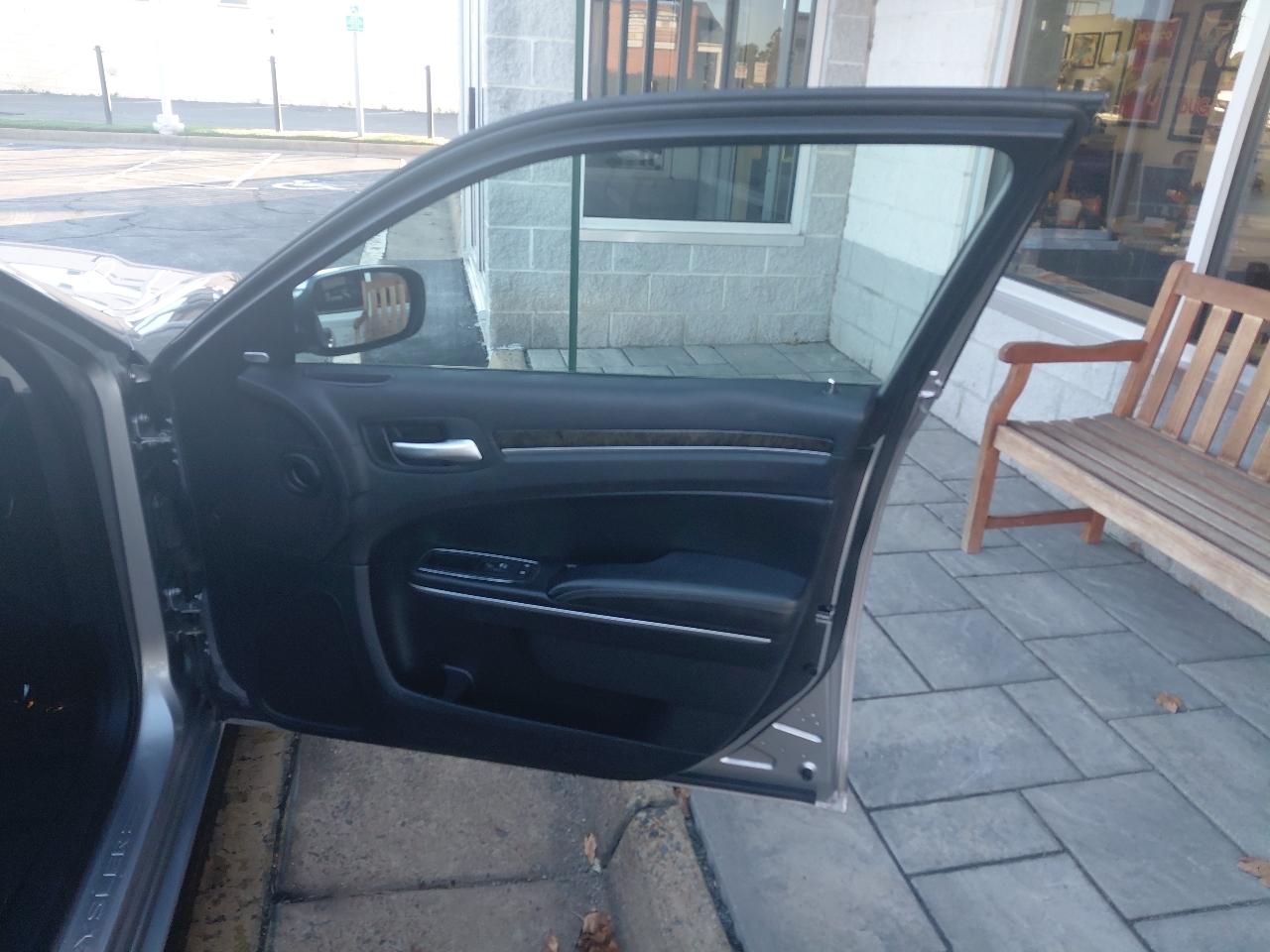 Chrysler 300 4dr Sdn 300C RWD 2016