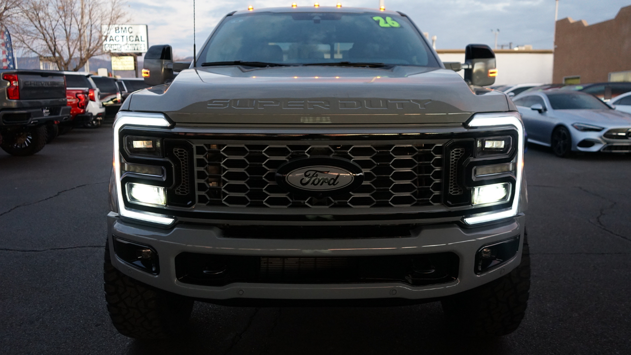 Ford Super Duty F-350 DRW Platinum 4WD Crew Cab 8' Box 2026