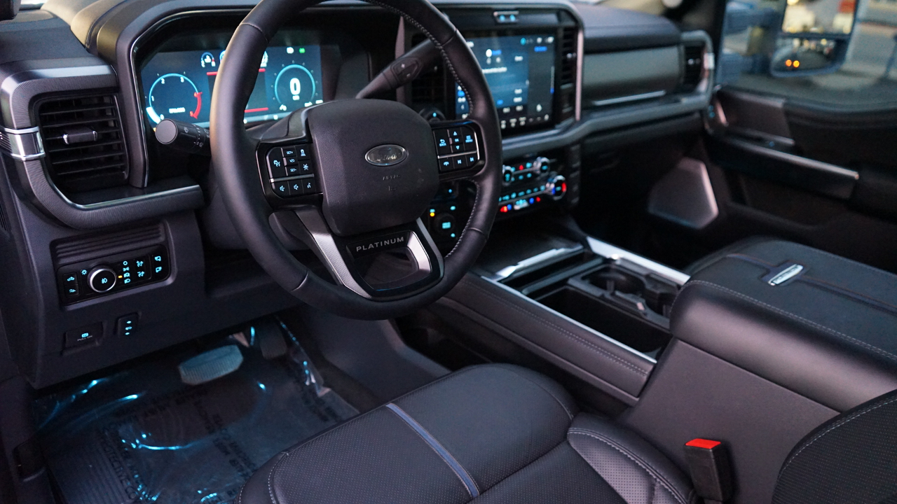 Ford Super Duty F-350 DRW Platinum 4WD Crew Cab 8' Box 2026