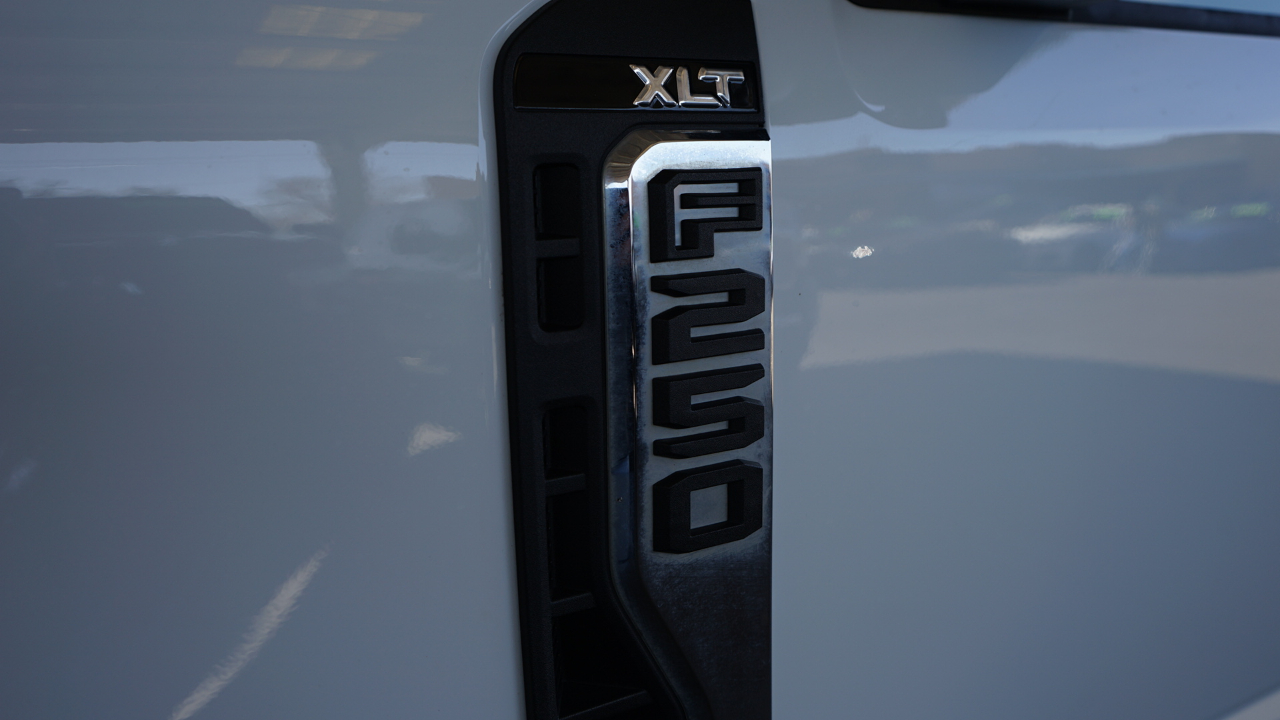 Ford F-250 SD XLT Crew Cab 4WD 2024