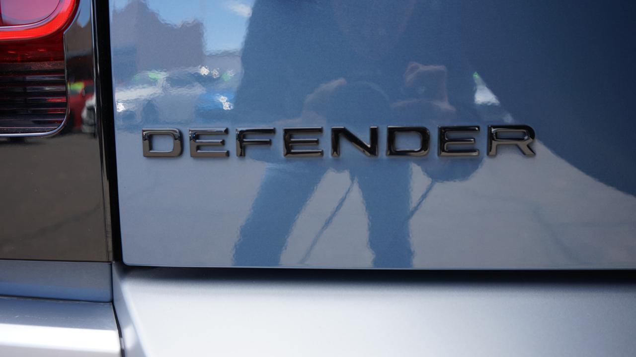 Land Rover Defender P300 110 S 2024