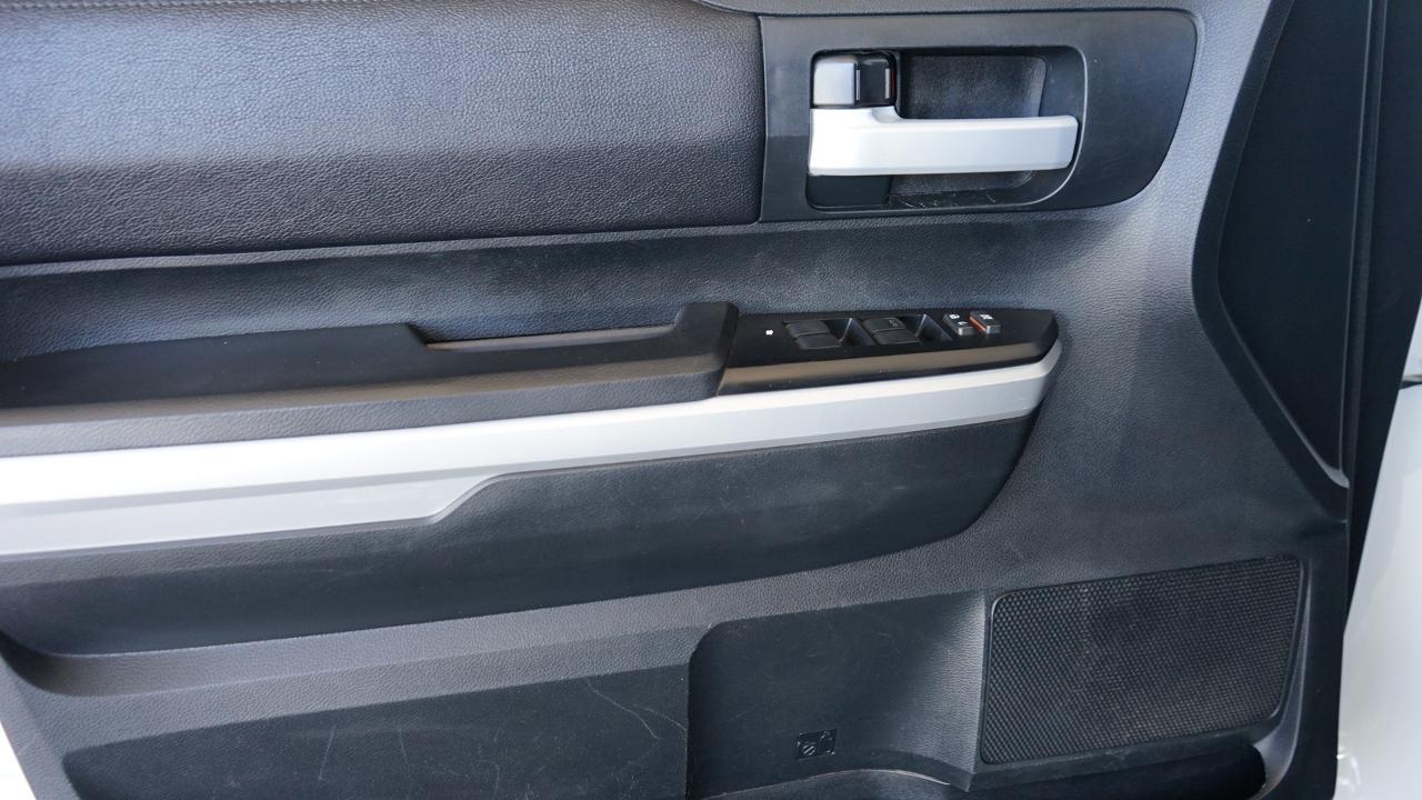 Toyota Tundra 4WD Truck CrewMax 5.7L FFV V8 6-Spd AT SR5 (Natl) 2016