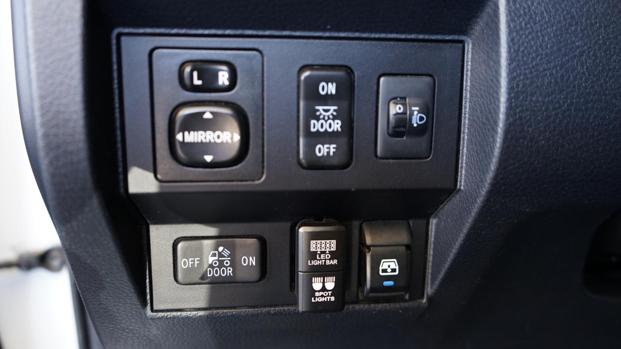 Toyota Tundra 4WD Truck CrewMax 5.7L FFV V8 6-Spd AT SR5 (Natl) 2016