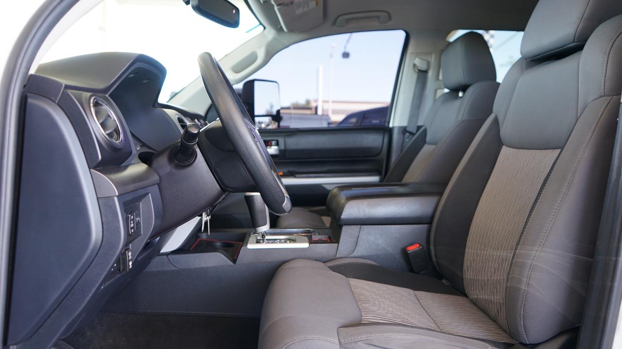 Toyota Tundra 4WD Truck CrewMax 5.7L FFV V8 6-Spd AT SR5 (Natl) 2016