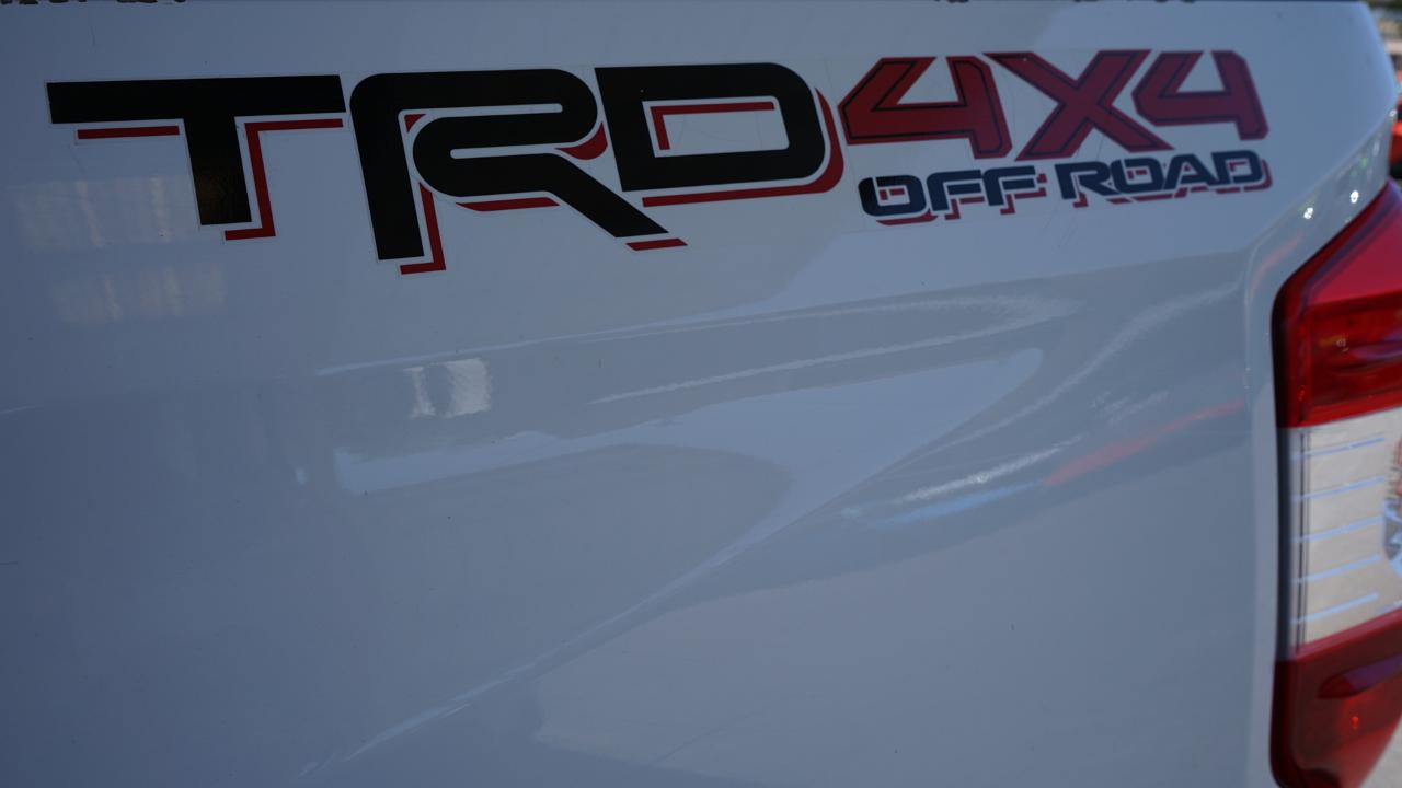 Toyota Tundra 4WD Truck CrewMax 5.7L FFV V8 6-Spd AT SR5 (Natl) 2016