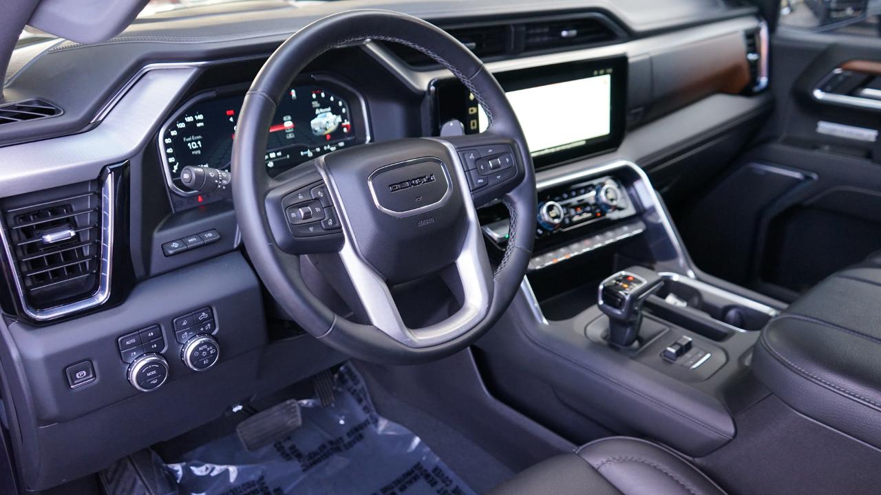 GMC Sierra 1500 4WD Crew Cab 147" Denali 2023