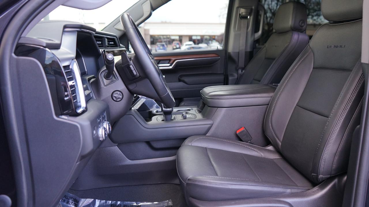GMC Sierra 1500 4WD Crew Cab 147" Denali 2023