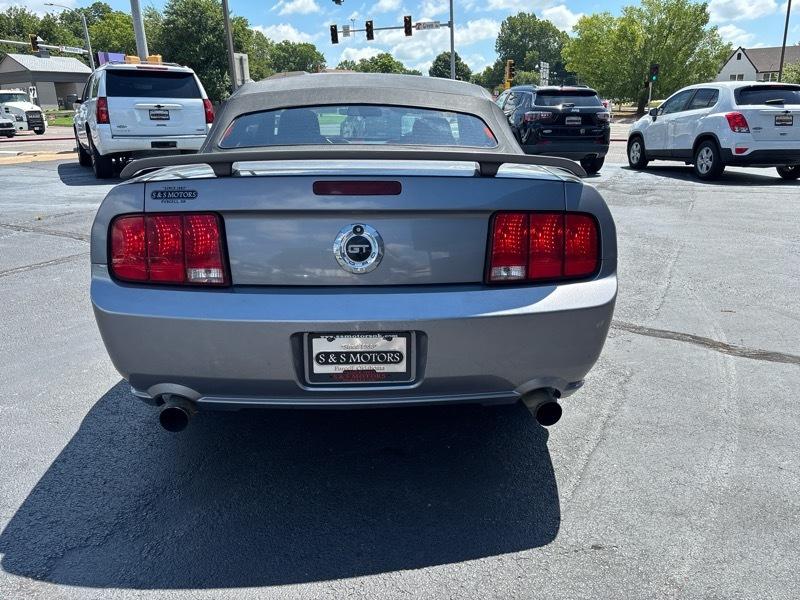 Ford Mustang GT Deluxe Convertible 2006