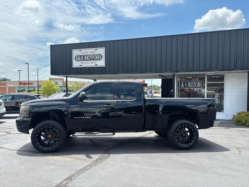 Chevrolet Silverado 1500 LS Extended Cab 2WD 2011