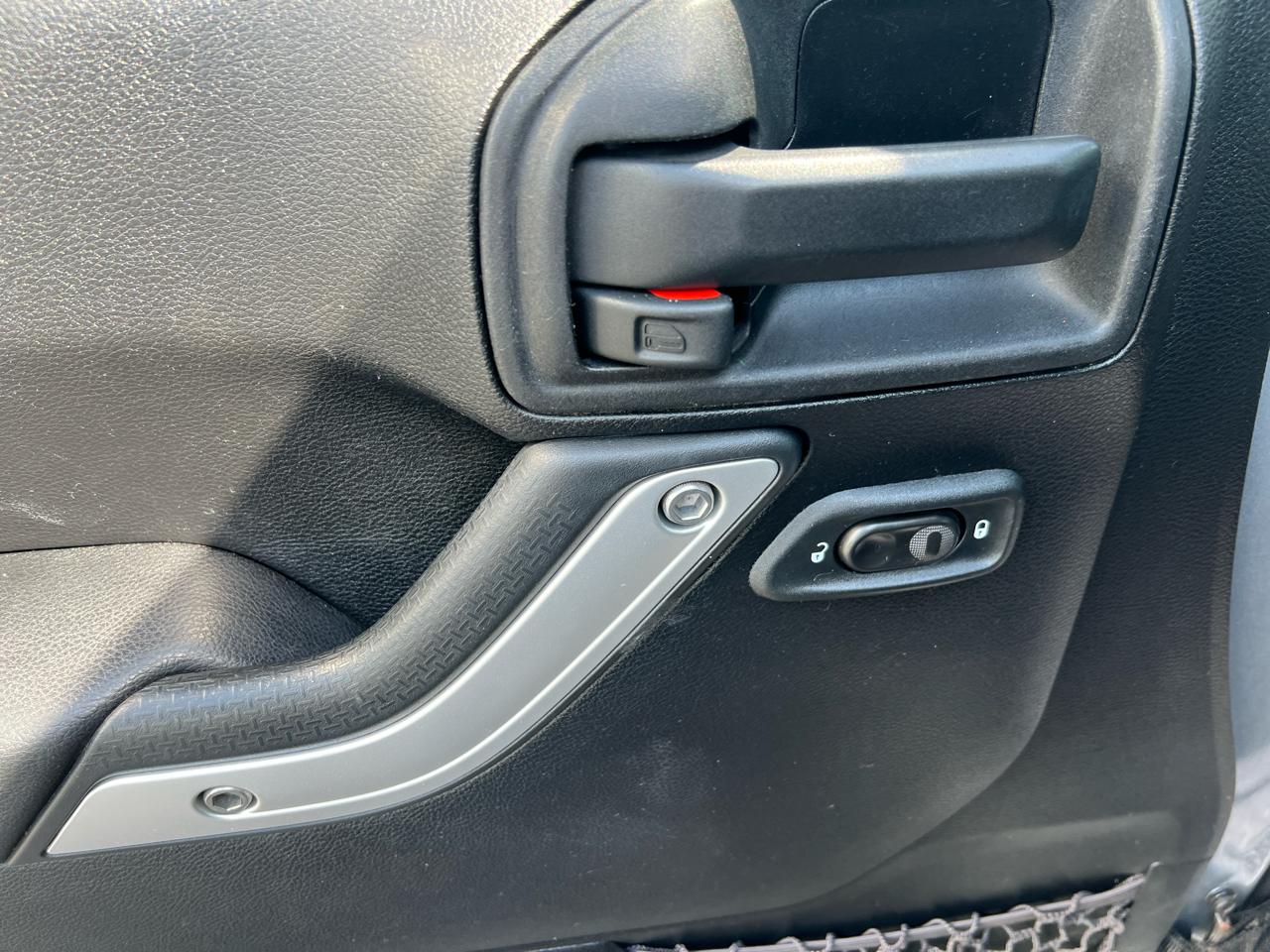 Jeep Wrangler Unlimited 4WD 4dr Sahara 2013