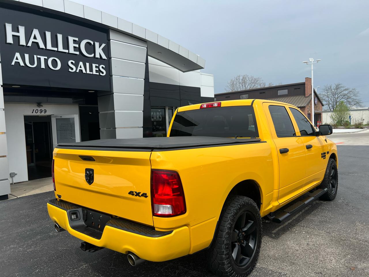 RAM 1500 Classic Express 4x4 Crew Cab 5'7" Box 2019