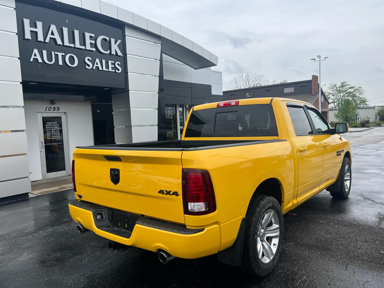 RAM 1500 4WD Crew Cab 140.5" Sport 2016