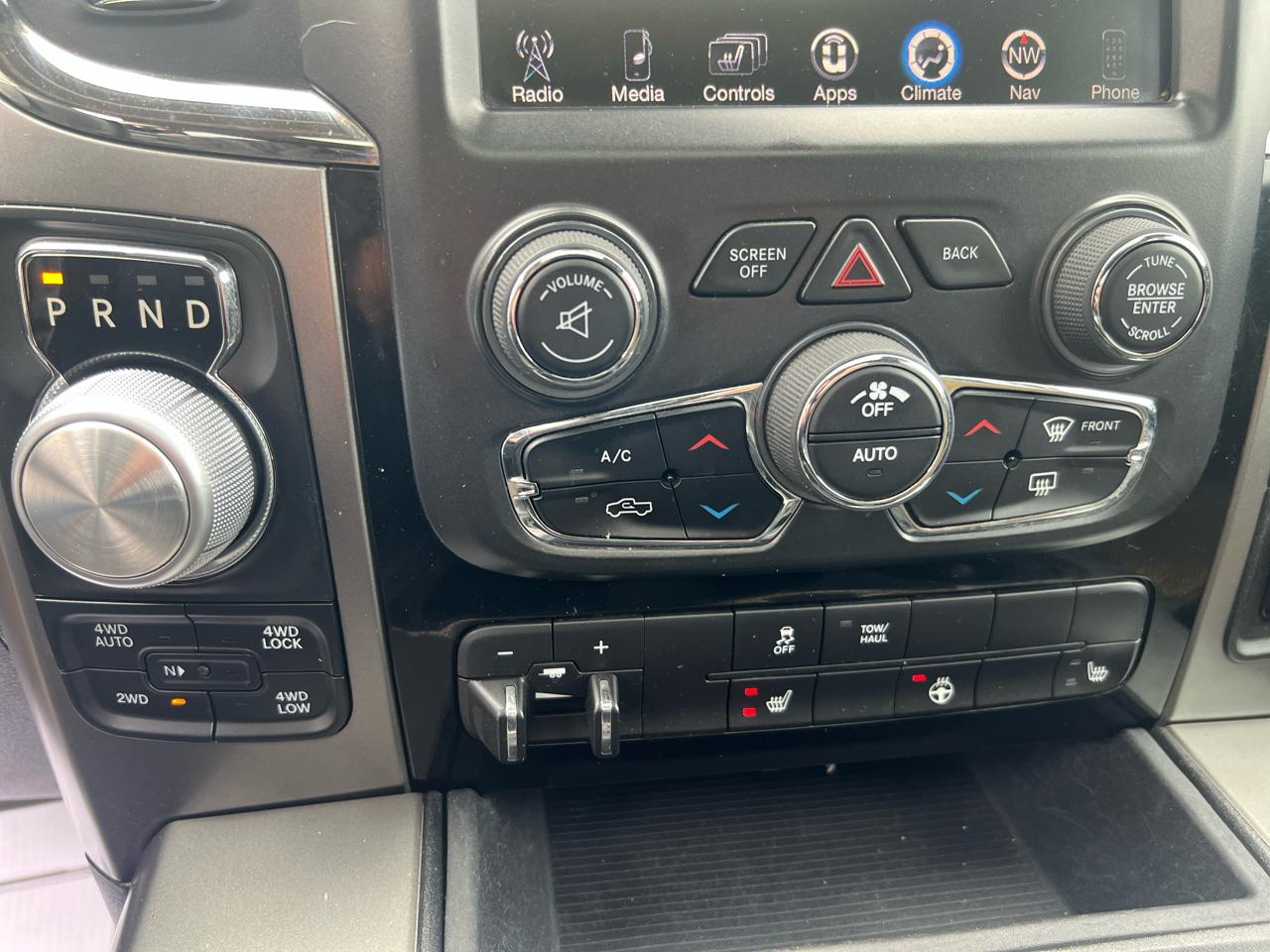 RAM 1500 4WD Crew Cab 140.5" Sport 2016